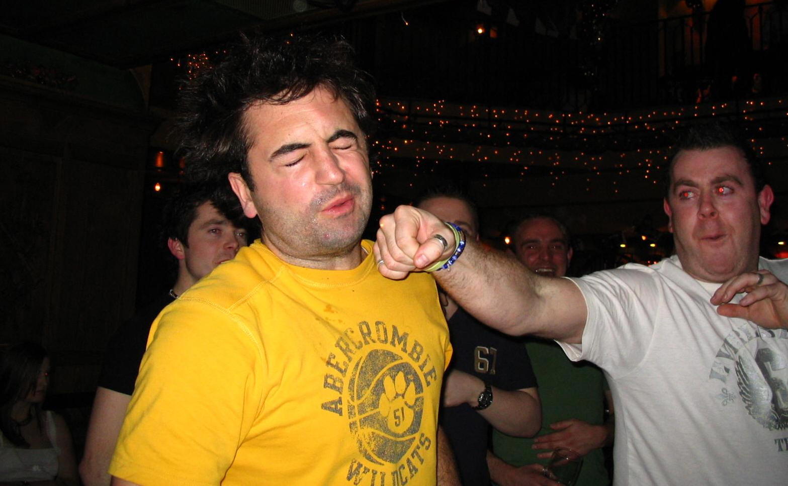 Matt.24:49 En zou beginnen zijn mededienstknechten te slaan, en te eten en te drinken met de dronkaards;